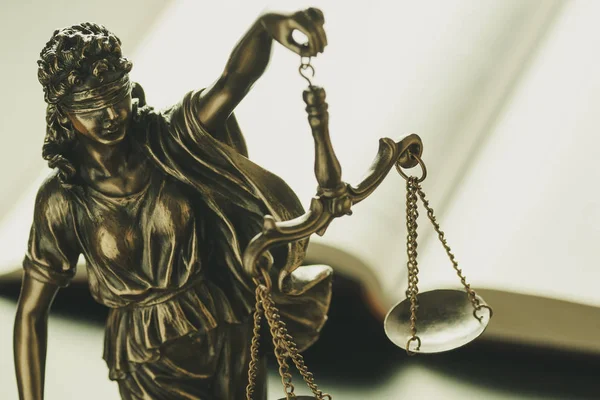 Zilveren figuur van Justitie Holding weegschalen — Stockfoto