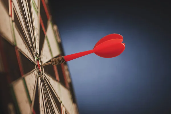 Dardo rojo en el centro de un objetivo —  Fotos de Stock