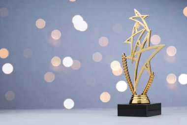 Üç altın yıldız ile Modern şampiyonluk kupası