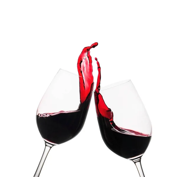Dois copos de vinho tinto em um brinde — Fotografia de Stock