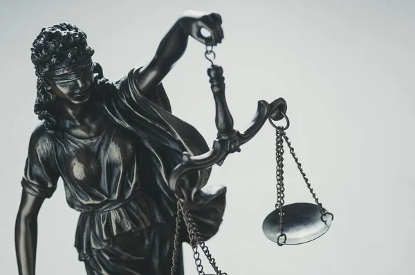 Standbeeld van Justitie Holding Aloft Scales — Stockfoto