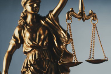 Adalet intisatlarını elinde tutan Adalet Figürü