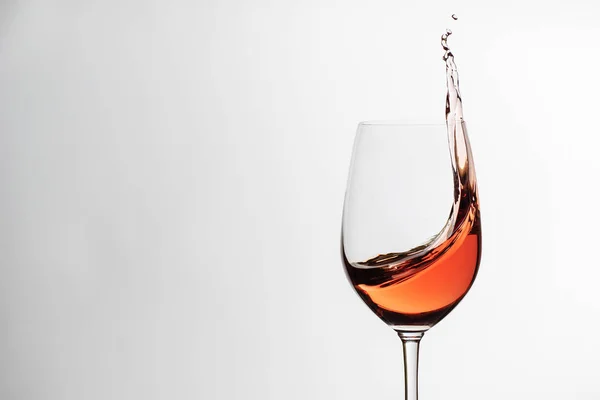 Vinho rosa ou rosa em um elegante copo de vinho — Fotografia de Stock