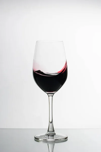 Rico vinho tinto profundo girado em um copo de vinho — Fotografia de Stock