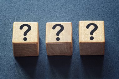 Ahşap bloklar üzerinde üç soru işaretleri satır