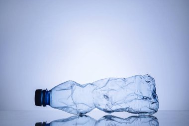 Mavi buruşuk boş şeffaf plastik şişe