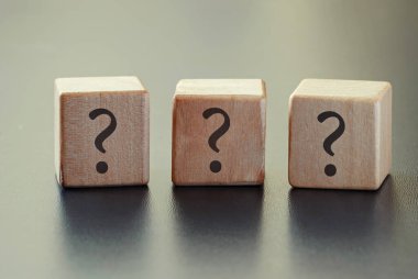 Tahta bloklarda üç soru işareti