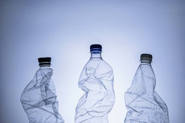 Üç boş berrak ıslak plastik şişe