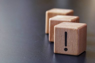 Tahta zarlar ve ünlem işareti