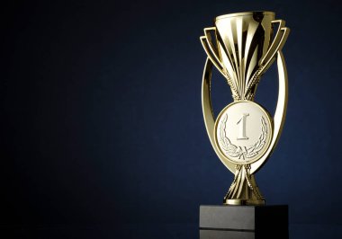 Altın kupa ya da kupa. Bir numaralı madalyon ve şampiyonluk için defne çelengi kazınmış.