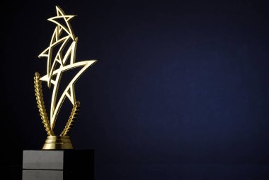Şampiyonluk için üç altın yıldızlı şık bir kupa ve defne çelengi ya da karanlık bir arkaplan ve telif alanı yarışması kazananı