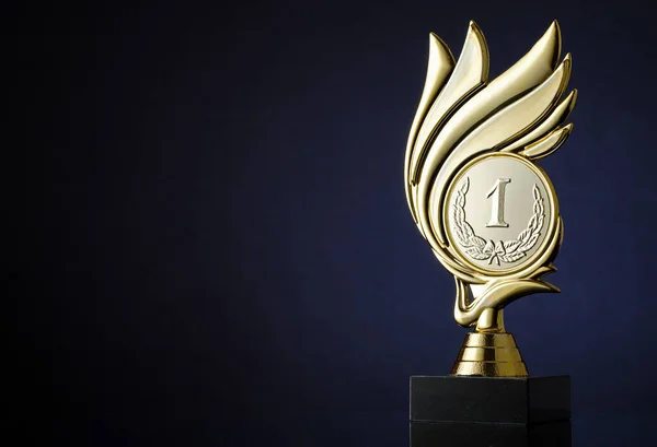 Winnaars Gouden Trofee Met Gegraveerde Medaillon Met Nummer Laurierkrans Omgeven — Stockfoto