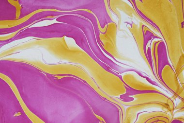 Soyut mermer efekt. Pembe ve sarı kıvrımlı dalgaların akışkan renkleri tam kare arka plan deseni ve dokusu.