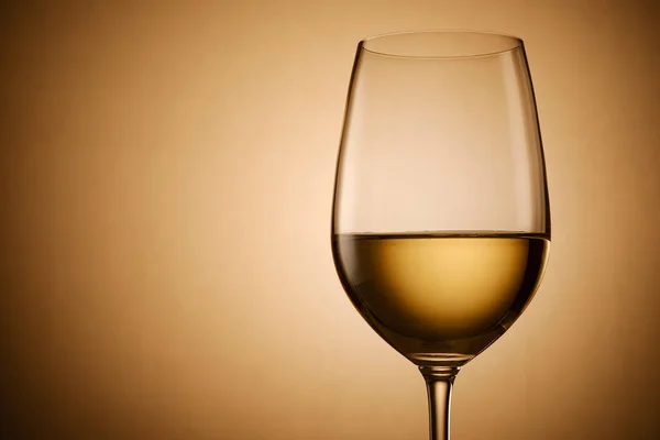 Glass White Wine Graduated Brown Background Central Highlight Side View — Stock Photo, Image