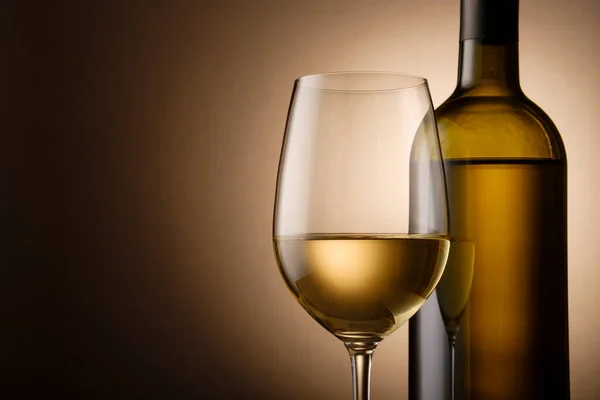 Unlabelled Bottle Glass White Wine Side Side Highlighted Shadowy Brown — Stock Photo, Image