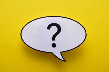 Oval konuşma ya da soru işaretli düşünce balonu boyut gölgesi ile sarı bir arkaplan üzerinde yüzüyor