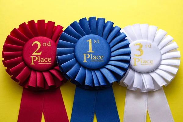 Três Rosetas Para Vencedor Segundo Terceiro Colocados Corredores Uma Competição — Fotografia de Stock