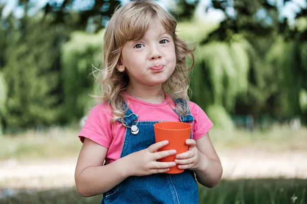 Carino Piccola Ragazza Bionda Che Borda Labbra Mentre Beve Succo — Foto Stock