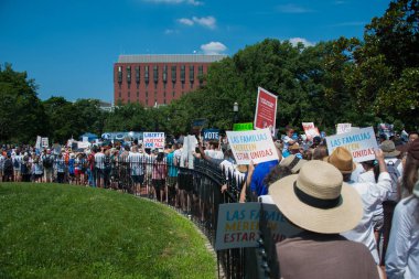 Washington 30 Haziran: Katılımcıların aileler birlikte ait miting, Başkan Trumps ayrılması göçmen çocukların ebeveynleri, 30 Haziran 2018 yılında Washington Dc üzerinde protesto