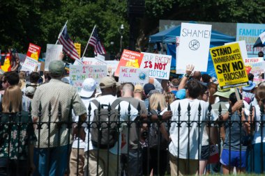 Washington 30 Haziran: Katılımcıların aileler birlikte ait miting, Başkan Trumps ayrılması göçmen çocukların ebeveynleri, 30 Haziran 2018 yılında Washington Dc üzerinde protesto