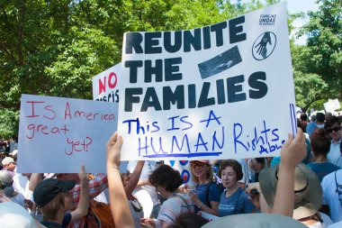 Washington 30 Haziran: Katılımcıların aileler birlikte ait miting, Başkan Trumps ayrılması göçmen çocukların ebeveynleri, 30 Haziran 2018 yılında Washington Dc üzerinde protesto