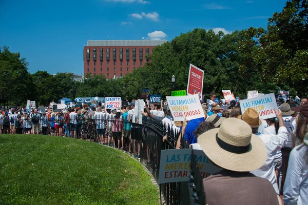 Ουάσινγκτον Ιουνίου Συμμετέχοντες Οικογένειες Ανήκουν Μαζί Διαδήλωση Διαμαρτυρία Ενάντια Πρόεδρος — Φωτογραφία Αρχείου