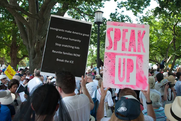 Washington Juni Deltagare Familjer Hör Ihop Rallyt Protest Mot President — Stockfoto