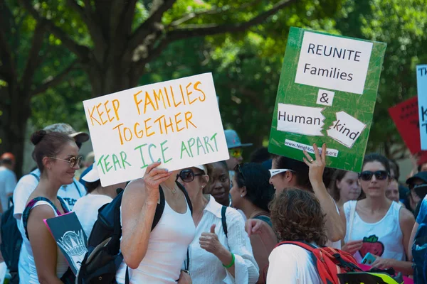 Ουάσινγκτον Ιουνίου Συμμετέχοντες Οικογένειες Ανήκουν Μαζί Διαδήλωση Διαμαρτυρία Ενάντια Πρόεδρος — Φωτογραφία Αρχείου