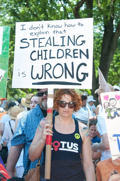 ワシントンは 2018 日ワシントン の両親から移民の子供の社長の切り札分離に対する抗議の家族が一緒に属するラリー参加 — ストック写真