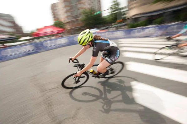 Άρλινγκτον Ιουνίου Ένας Ποδηλάτης Ανταγωνίζεται Στην Κούρσα Ελίτ Γυναικεία Στο — Φωτογραφία Αρχείου