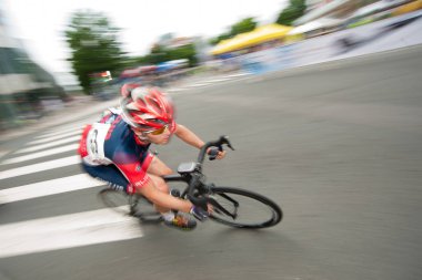 Arlington Haziran 9: Bir bisikletçi silahlı kuvvetleri Bisiklete binme Classic elit mens yarışta 9 Haziran 2018 üzerinde Arlington, Va yarışıyor 