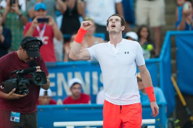 Adam Brit Kyle Edmund Citi açık tenis turnuvasında 1 Ağustos 2018 yılında Washington Dc üzerinde yenilgisinden sonra Andy Murray (Gbr) kutluyor