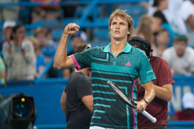 Alexander Zverev (Ger) onun kazanmak sonra Malek Jaziri (Tun) Citi açık tenis turnuvasında 1 Ağustos 2018 yılında Washington Dc üzerinde kutluyor