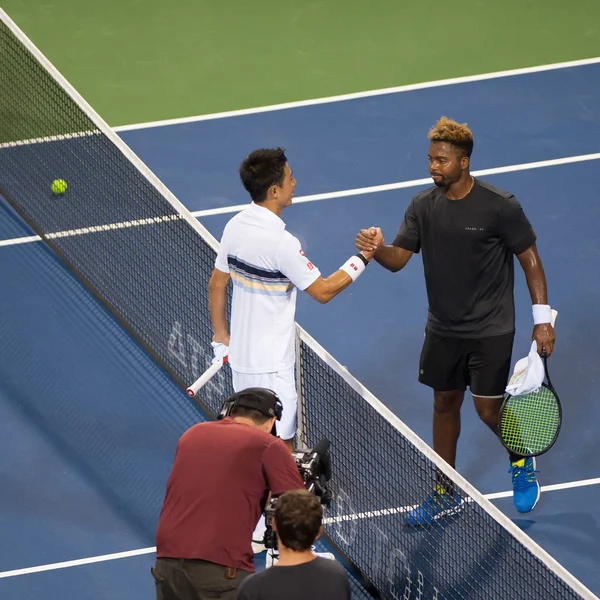 錦織圭 2018 ワシントン のシティ オープン テニス トーナメントで錦織の勝利後ドナルド ヤング アメリカ と握手を交わしています — ストック写真