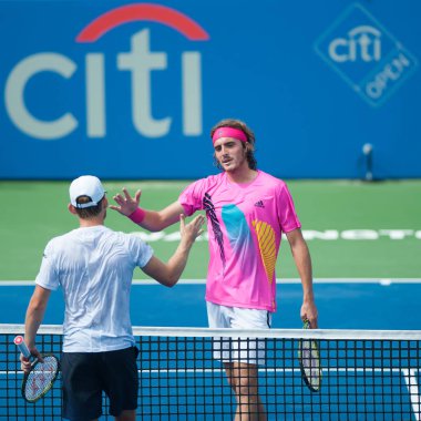 Stefanos Tsitsipas (Gre) 3 Ağustos 2018 yılında Washington Dc üzerinde Citi açık tenis turnuvasında Tsitsipas kazanmak sonra David Goffin (Bel) ile el sallar