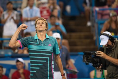 Alexander Zverev (Ger) onun kazanmak Kei Nishikori (Jpn) Citi açık tenis turnuvası 3 Ağustos 2018 yılında Washington Dc üzerinde kutluyor