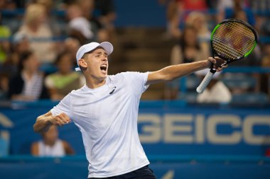 Alex de Minaur (Aus) Andrey Rublev (Rus) yendikten sonra Citi Açık Tenis Turnuvası yarı finalde 4 Ağustos 2018 yılında Washington Dc üzerinde kutluyor