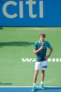 Washington 5 Ağustos: Alex de Minaur (Aus) şampiyonluk Citi Açık Tenis Turnuvası 5 Ağustos 2018 almak için Washington DC'de yendikten Alexander Sascha Zverev (Ger) konuşuyor
