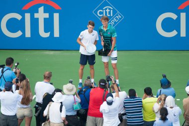 Washington 5 Ağustos: Zverev'ın şampiyonluğu kazandıktan sonra Citi Açık Tenis Turnuvası 5 Ağustos 2018 yılında Washington Dc üzerinde Alexander Sascha Zverev (Ger) ve Alex de Minaur (Aus) onların kupa tutun