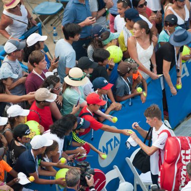 Washington 5 Ağustos: Alex de Minaur (Aus) sonra kaybetmeye Alexander Sascha Zverev (Ger) Citi Açık Tenis Turnuvası final turu sırasında 5 Ağustos 2018 yılında Washington Dc üzerinde imza imzalar