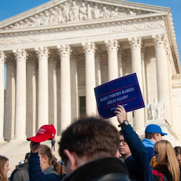 支持生命的支持者参加了2019年1月18日在华盛顿特区华盛顿举行的生命游行 — 图库照片