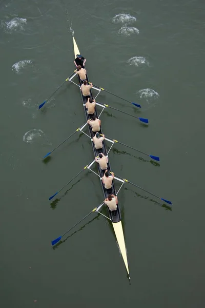 男子赛艇队在比赛中 — 图库照片