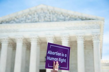Seçim yanlısı aktivistler 21 Mayıs 2019'da Washington Dc'deki Yüksek Mahkeme önünde devletlerin kürtaj yasaklarını durdurmak için miting düzenledi