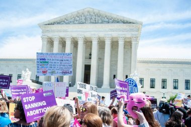 Seçim yanlısı aktivistler 21 Mayıs 2019'da Washington Dc'deki Yüksek Mahkeme önünde devletlerin kürtaj yasaklarını durdurmak için miting düzenledi