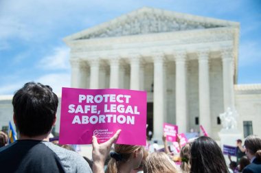Seçim yanlısı aktivistler 21 Mayıs 2019'da Washington Dc'deki Yüksek Mahkeme önünde devletlerin kürtaj yasaklarını durdurmak için miting düzenledi