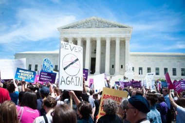 Seçim yanlısı aktivistler 21 Mayıs 2019'da Washington Dc'deki Yüksek Mahkeme önünde devletlerin kürtaj yasaklarını durdurmak için miting düzenledi