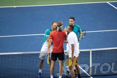 Juan Sebastian Cabal ve Robert Farah (col) ve Nick Kyrgios ve Stefanos Tsitsipas (GRE) sonra onların çiftler Washington 'da Citi açık tenis turnuvası kazanmak, DC 29 Temmuz 2019.