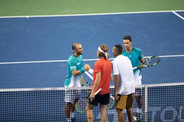 Juan Sebastian Cabal ve Robert Farah (col) ve Nick Kyrgios ve Stefanos Tsitsipas (GRE) sonra onların çiftler Washington 'da Citi açık tenis turnuvası kazanmak, DC 29 Temmuz 2019.