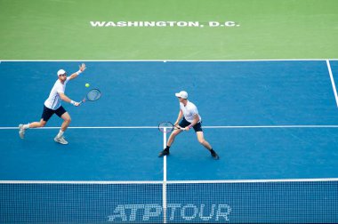 Andy Murray ve Jamie Murray (Gbr) 31 Temmuz 2019'da Washington Dc'de düzenlenen Citi Open tenis turnuvasında Nicolas Mahut ve Edouard Roger-Vasselin'i (Fra, resimde yok) yendiler.