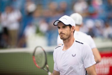 Andy Murray (R), 31 Temmuz 2019'da Washington Dc'de düzenlenen Citi Open tenis turnuvasında kardeşi Jamie Murray (Gbr) ile çiftler de oynarken